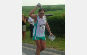 En 2005 , Semi-Marathon de la Côte des Blancs entre Vertus et Epernay , sous les encouragements de Brigitte et Marie-Pierre