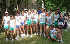 En 2005 , avec les participants à la course par couples de Villers-Allerand avec les tenues vertes et blanches.