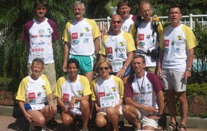 En 2006 , le Grand Raid à la Réunion : maillots jaunes pour les participants à la diagonale , et maillots mauves pour la demi-diagonale.